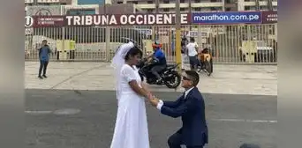 Recién casados realizan sesión de fotos fuera del estadio Monumental y conmueven a hinchas Recién casados realizan sesión de fotos fuera del estadio Monumental y conmueven a hinchas