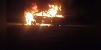 Vecinos habrían quemado auto en el que huían presuntos ladrones en Arequipa Vecinos habrían quemado auto en el que huían presuntos ladrones en Arequipa