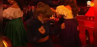 Grammy 2023: Taylor Swift bailó al ritmo de merengue de Bad Bunny