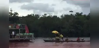 Captan a heladero vendiendo sus productos en medio de un lago en Iquitos Captan a heladero vendiendo sus productos en medio de un lago en Iquitos