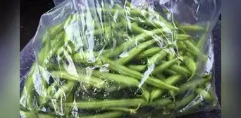 ¿Por qué no es recomendable guardar las verduras en bolsas de plástico dentro del refrigerador?