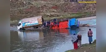 Camión repleto de balones de gas cae a río de San Antón en Puno Camión repleto de balones de gas cae a río de San Antón en Puno