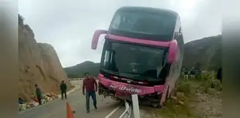 Policía se debate entre la vida y la muerte en UCI tras impactar su moto contra bus interprovincial en Cajamarca