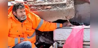 Terremoto en Turquía: padre se niega a soltar la mano de su hija muerta bajo escombros