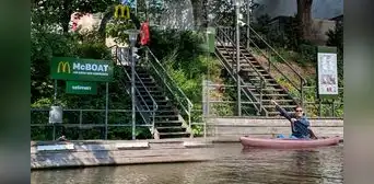 McBoat: el único restaurante de McDonald's donde se recogen las compras en bote McBoat: el único restaurante de McDonald's donde se recogen las compras en bote