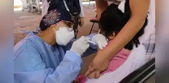 Retomarán vacuna contra COVID-19 en los colegios de Arequipa