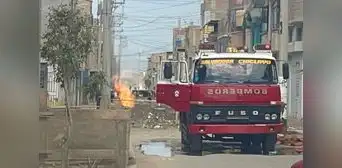 Se incendia tubería de gas natural en Chiclayo y decenas de familias son evacuadas de sus viviendas Se incendia tubería de gas natural en Chiclayo y decenas de familias son evacuadas de sus viviendas