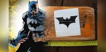 ¿La batidroga?: autoridades hallan 3 toneladas de cocaína flotando en con logo de Batman