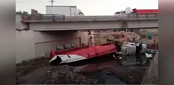 SJL: tráiler se cayó del puente Ramiro Prialé tras sufrir despiste