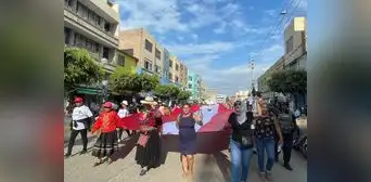Sutep Lambayeque marcha contra Dina Boluarte, pero no respalda a Pedro Castillo Sutep Lambayeque marcha contra Dina Boluarte, pero no respalda a Pedro Castillo