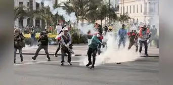 Se registraron enfrentamientos entre PNP y manifestantes en exteriores de la plaza San Martín Se registraron enfrentamientos entre PNP y manifestantes en exteriores de la plaza San Martín