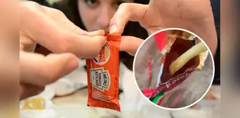 ¿Cómo abrir un sobrecito de salsa sin usar tijeras ni dientes?