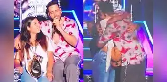 Romeo Santos subió a fan al escenario, comparten romántico momento y le dedicó “El amor" Romeo Santos subió a fan al escenario, comparten romántico momento y le dedicó “El amor"
