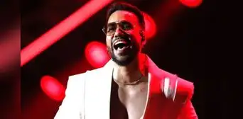 Romeo Santos sorprende al público cantando "Ella y yo" con un fan en el Estadio Nacional Romeo Santos sorprende al público cantando "Ella y yo" con un fan en el Estadio Nacional