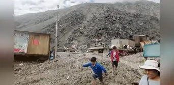 Inicio de clases en riesgo por colegios dañados tras fuerte huaico en Arequipa Inicio de clases en riesgo por colegios dañados tras fuerte huaico en Arequipa