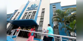 Si me mudo a otro distrito, ¿es necesario cambiar mi centro de Essalud y cómo puedo hacerlo?