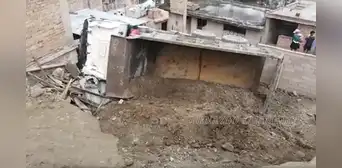 Camión cae a inmueble y sus ocupantes salvan de morir en Cajamarca
