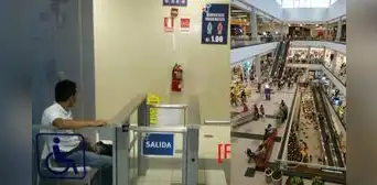 ¿Por qué los centros comerciales cobran por ingresar a los servicios higiénicos?