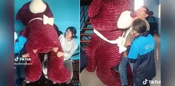 Estudiantes sorprendieron a profesor con peluche gigante por San Valentín: “Todo por aprobar” Estudiantes sorprendieron a profesor con peluche gigante por San Valentín: “Todo por aprobar”