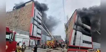 Incendio en La Victoria: Bomberos lograron confinar siniestro en almacén textil cerca a Gamarra Incendio en La Victoria: Bomberos lograron confinar siniestro en almacén textil cerca a Gamarra