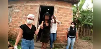 Mujer es liberada después de permanecer 20 años encadenada por su madre