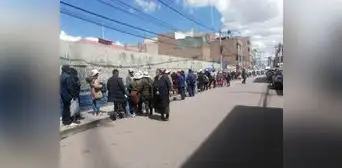 Puno: ciudadanos forman largas colas en Banco de la Nación tras restablecimiento de retiros en Juliaca Puno: ciudadanos forman largas colas en Banco de la Nación tras restablecimiento de retiros en Juliaca