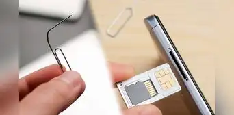 ¿Qué pasa si introduces un clip en el agujero de la parte lateral de tu teléfono? Te explicamos