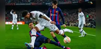 Barcelona y Manchester United empataron 2-2 por los 16avos de la Europa League Barcelona y Manchester United empataron 2-2 por los 16avos de la Europa League