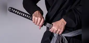 “Quería asustarlo”: padre saca su katana para que su hijo estudiara más y lo mata por error “Quería asustarlo”: padre saca su katana para que su hijo estudiara más y lo mata por error