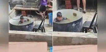 Albañil lleva a su hijo a una obra y ellos disfrutan en una ‘piscina’ casera bajo el sol Albañil lleva a su hijo a una obra y ellos disfrutan en una ‘piscina’ casera bajo el sol
