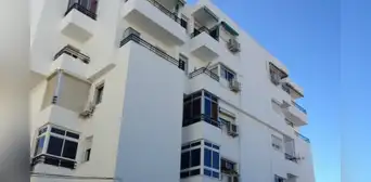 Hombre se lanzó de balcón para supuestamente huir de su pareja, quien también saltó al vacío Hombre se lanzó de balcón para supuestamente huir de su pareja, quien también saltó al vacío