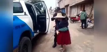 Anciana canta sus angustias mientras es llevada a su casa por serenos luego de perderse