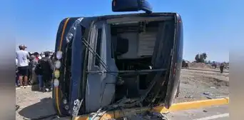 Bus interprovincial impacta contra camión y deja un fallecido en la Panamericana Norte Bus interprovincial impacta contra camión y deja un fallecido en la Panamericana Norte