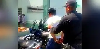 Detienen a hombre cuando agredía a su pareja en restaurante de Trujillo Detienen a hombre cuando agredía a su pareja en restaurante de Trujillo