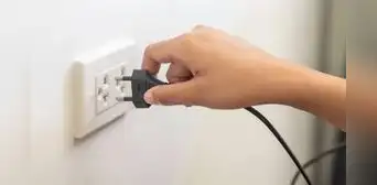 ¿Por qué a veces salen chispas cuando conectas un enchufe en el tomacorriente?