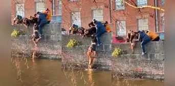 Perrito cae a canaleta de agua y jóvenes lo rescatan de una ingeniosa manera