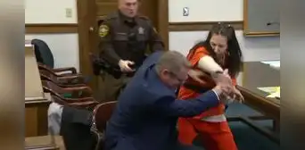 Estados Unidos: mujer acusada de haber asesinado a su novio atacó a su abogado en plena audiencia Estados Unidos: mujer acusada de haber asesinado a su novio atacó a su abogado en plena audiencia