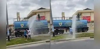 "En el norte no se aguanta el calor": jóvenes piuranos no dudan en bañarse con agua de cisterna "En el norte no se aguanta el calor": jóvenes piuranos no dudan en bañarse con agua de cisterna