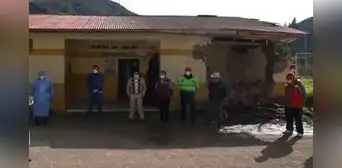 Ante el colapso de un centro de salud los pacientes son atendidos a la intemperie en Apurímac Ante el colapso de un centro de salud los pacientes son atendidos a la intemperie en Apurímac
