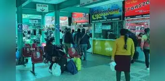Ciudadanos aprovechan tregua de fin de semana para viajar desde y hacia Puno Ciudadanos aprovechan tregua de fin de semana para viajar desde y hacia Puno