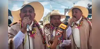 Comparsa de Carnaval Loncco de Arequipa canta para Dina Boluarte: “Cierra el Congreso antes que te vayas”
