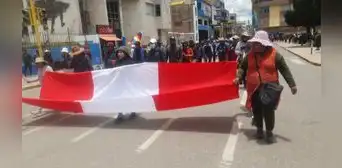 En Puno aún se tiene vías bloqueadas por manifestantes En Puno aún se tiene vías bloqueadas por manifestantes