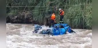 Carretera Central: una persona fallecide en auto que hacía colectivo y cayó en el río Rímac