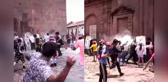 Policías son bañados en agua y espuma durante carnavales en Cusco Policías son bañados en agua y espuma durante carnavales en Cusco