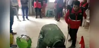 Ronderos castigan a sujeto que robó instrumentos musicales durante fiesta de carnaval en Cajamarca Ronderos castigan a sujeto que robó instrumentos musicales durante fiesta de carnaval en Cajamarca