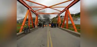 Manifestantes contra el Gobierno de Dina Boluarte cierran el puente internacional de Ilave en Puno Manifestantes contra el Gobierno de Dina Boluarte cierran el puente internacional de Ilave en Puno
