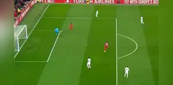 Terrible error de Courtois: quiso controlar el balón, se le escapó y Salah anotó el 2-0 Terrible error de Courtois: quiso controlar el balón, se le escapó y Salah anotó el 2-0
