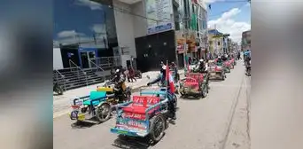 Choferes de triciclos y tricimotos protestan contra Dina Boluarte en Juliaca Choferes de triciclos y tricimotos protestan contra Dina Boluarte en Juliaca