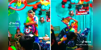 Payasito cae encima de mesa decorada y tira el pastel cuando repartía juguetes de piñata Payasito cae encima de mesa decorada y tira el pastel cuando repartía juguetes de piñata