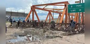 Aimaras cerraron puente de Ilave con nueva infraestructura de fierro en rechazo al Ejército Aimaras cerraron puente de Ilave con nueva infraestructura de fierro en rechazo al Ejército